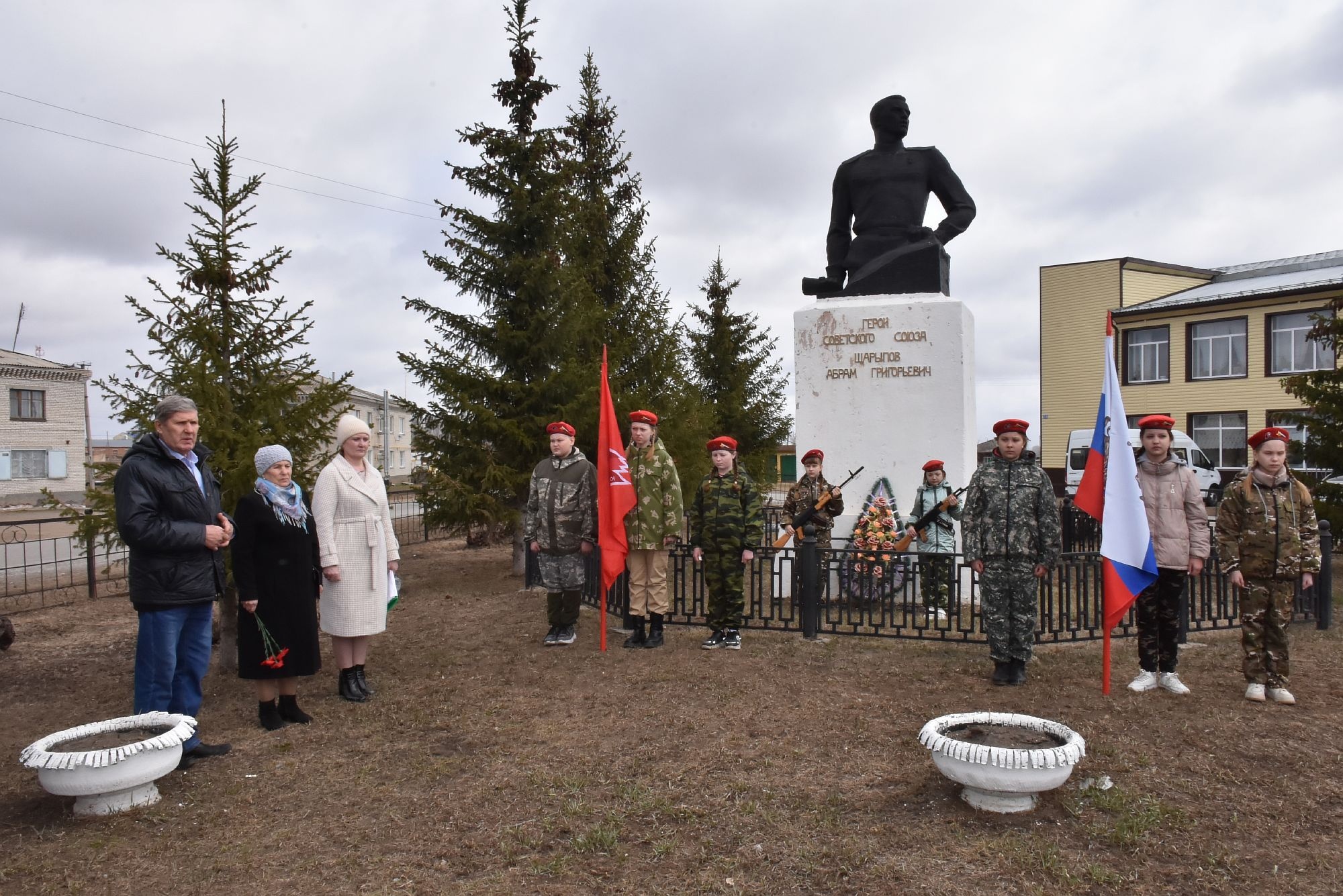 Памятник герою. Совет ветеранов Барино. Памятник герою советского Союза.